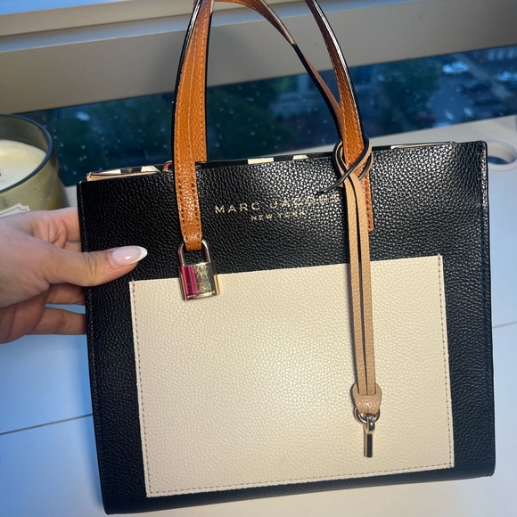 Marc Jacobs Handbags - Marc Jacobs Black & Cream Leather Tote